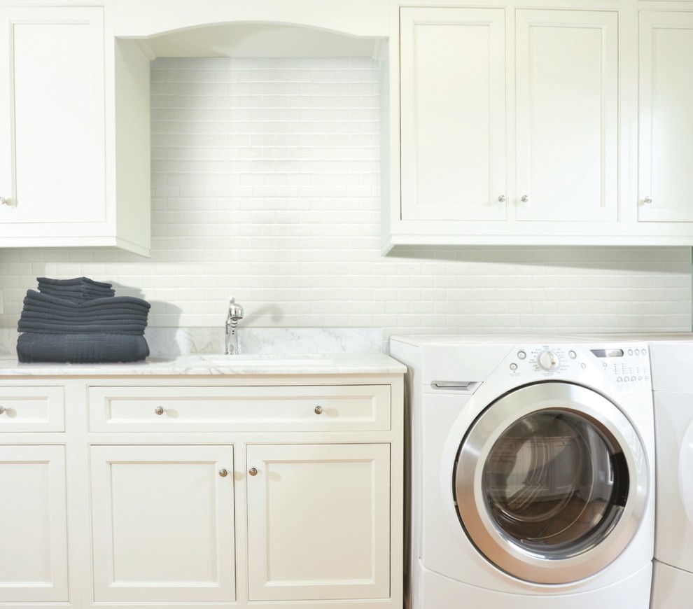 Design ideas for a traditional laundry room in Montpellier.
