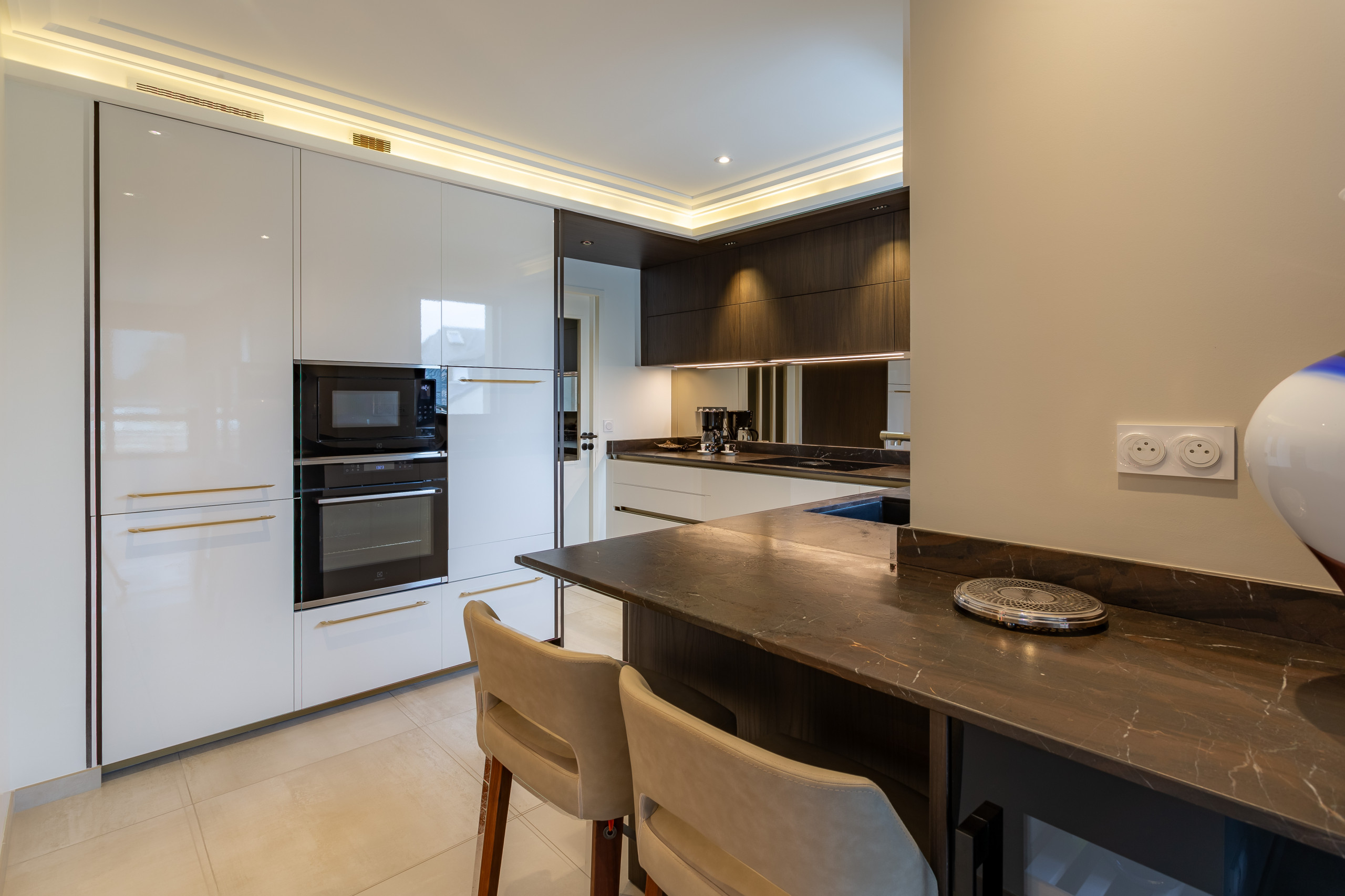 Création d'une cuisine chic dans une maison contemporaine aux finitions soignées