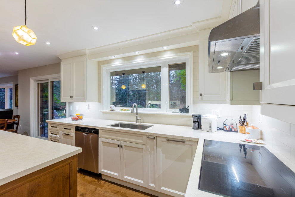 Transitional kitchen photo in Toronto