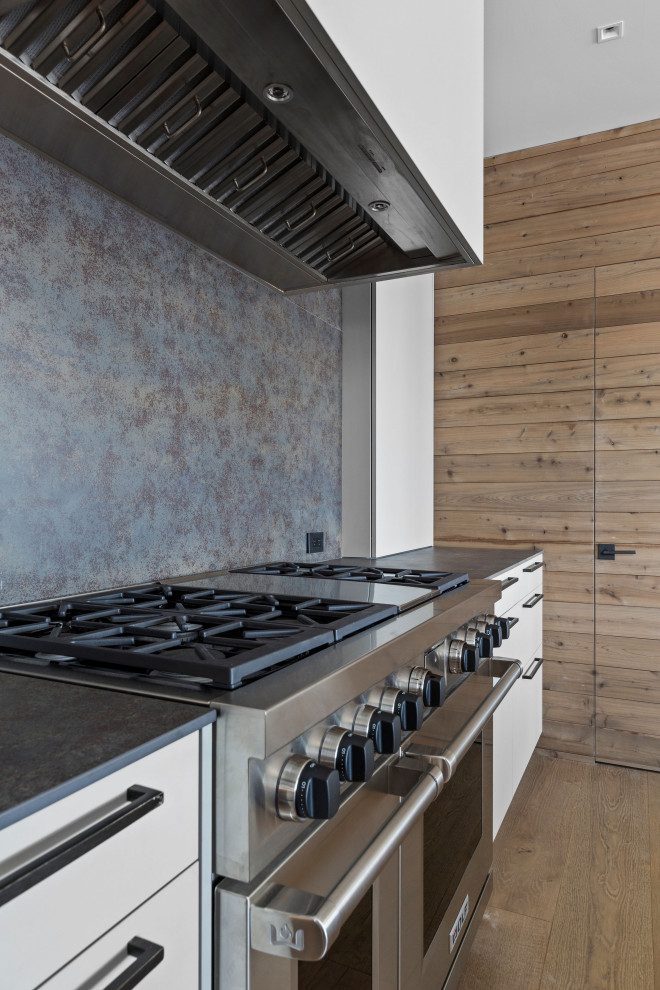 Immagine di una grande cucina moderna con ante lisce, ante bianche, paraspruzzi grigio e top grigio