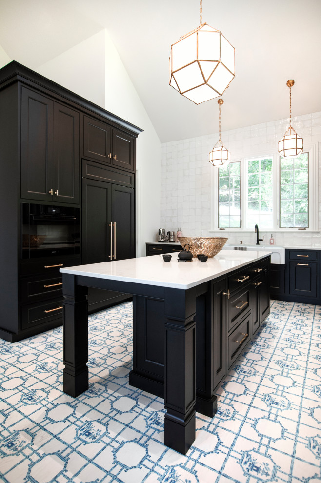 ナッシュビルにある高級な巨大なエクレクティックスタイルのおしゃれなキッチン (エプロンフロントシンク、インセット扉のキャビネット、黒いキャビネット、クオーツストーンカウンター、白いキッチンパネル、セラミックタイルのキッチンパネル、パネルと同色の調理設備、塗装フローリング、青い床、白いキッチンカウンター) の写真