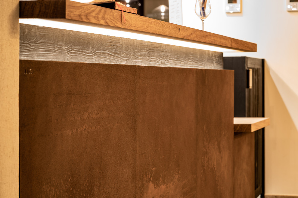 Foto di un grande bancone bar contemporaneo con lavello integrato, nessun'anta, ante nere, top in legno, paraspruzzi nero, paraspruzzi in legno, pavimento con piastrelle in ceramica, pavimento grigio e top marrone