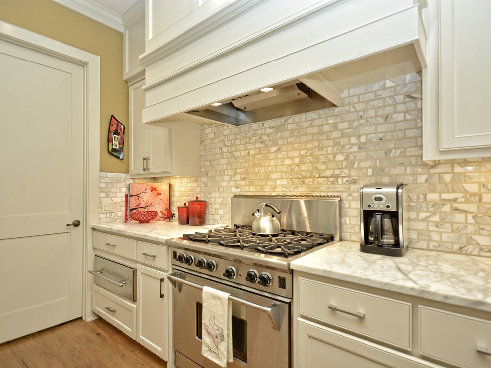 Kitchen - transitional kitchen idea in Austin
