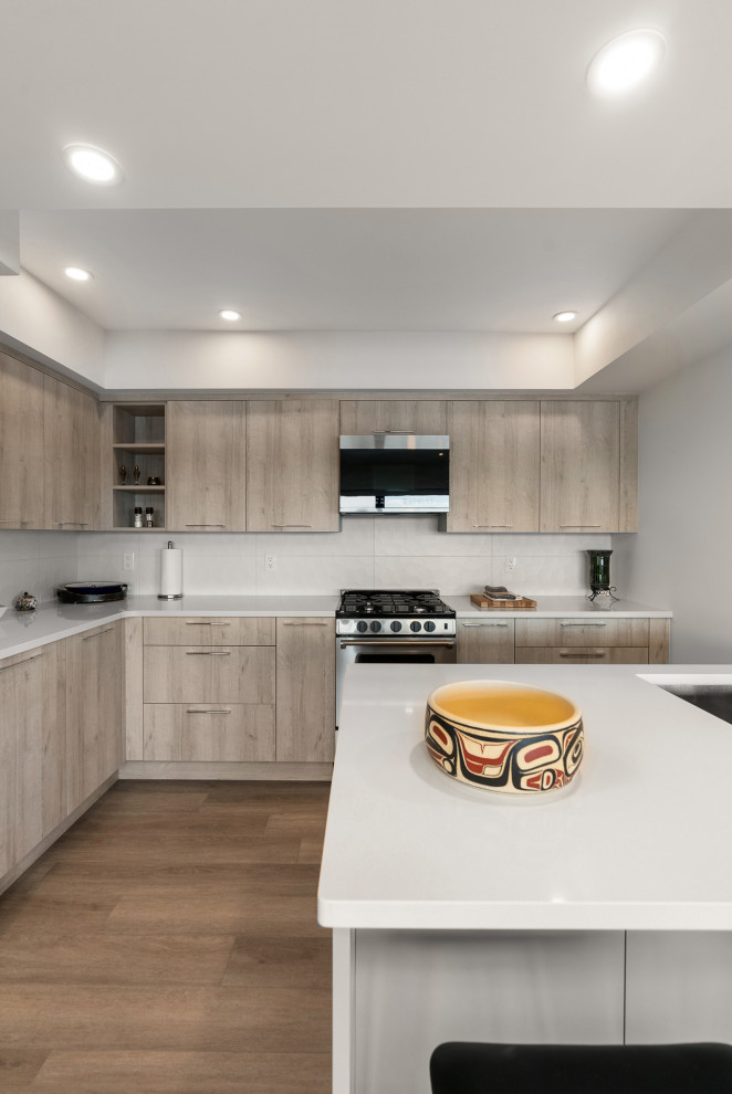 Inspiration for a modern kitchen remodel in Vancouver