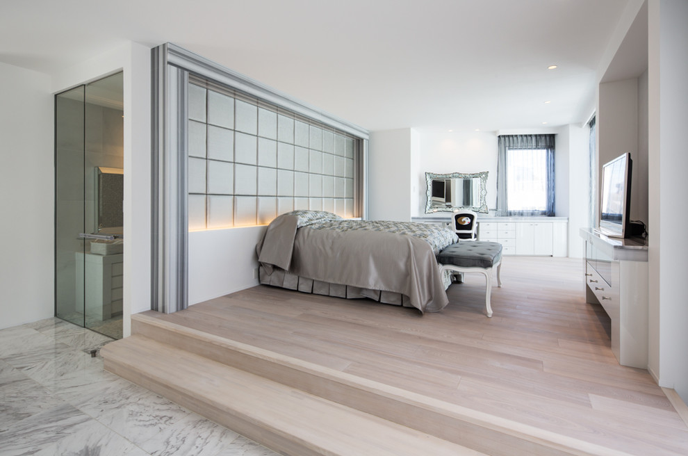 Inspiration for a traditional bedroom in Osaka with white walls, painted wood floors and beige floor.