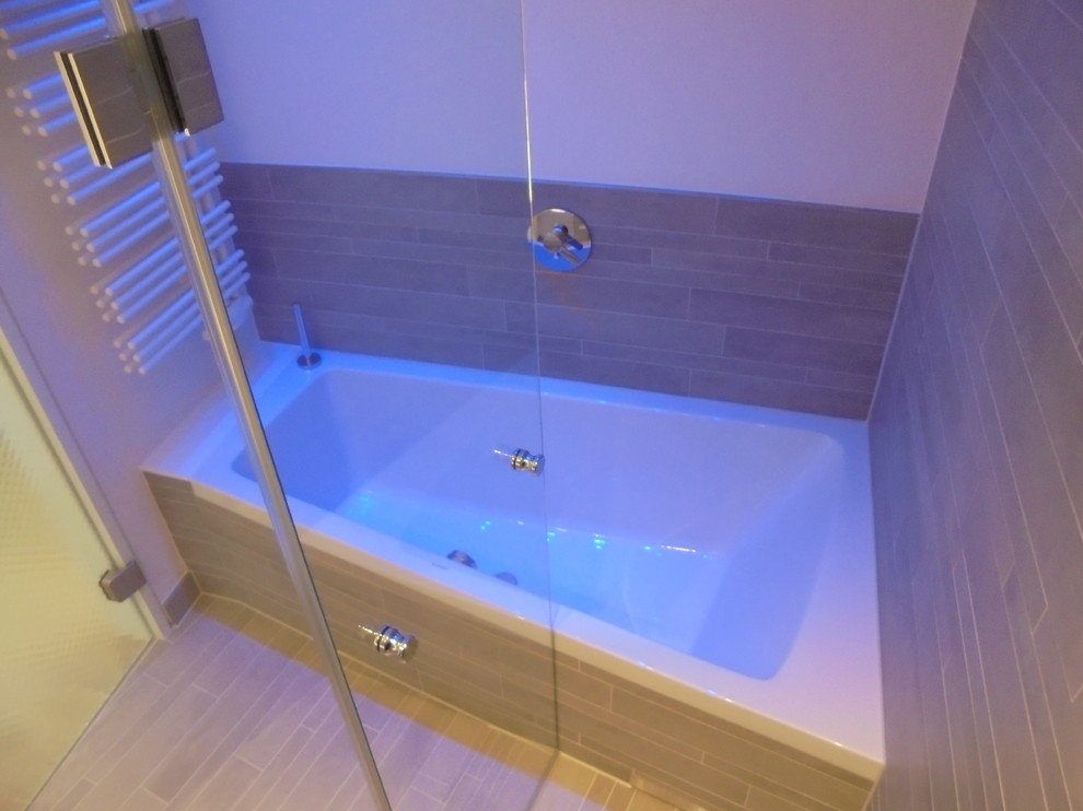 This is an example of a small contemporary bathroom in Stuttgart.
