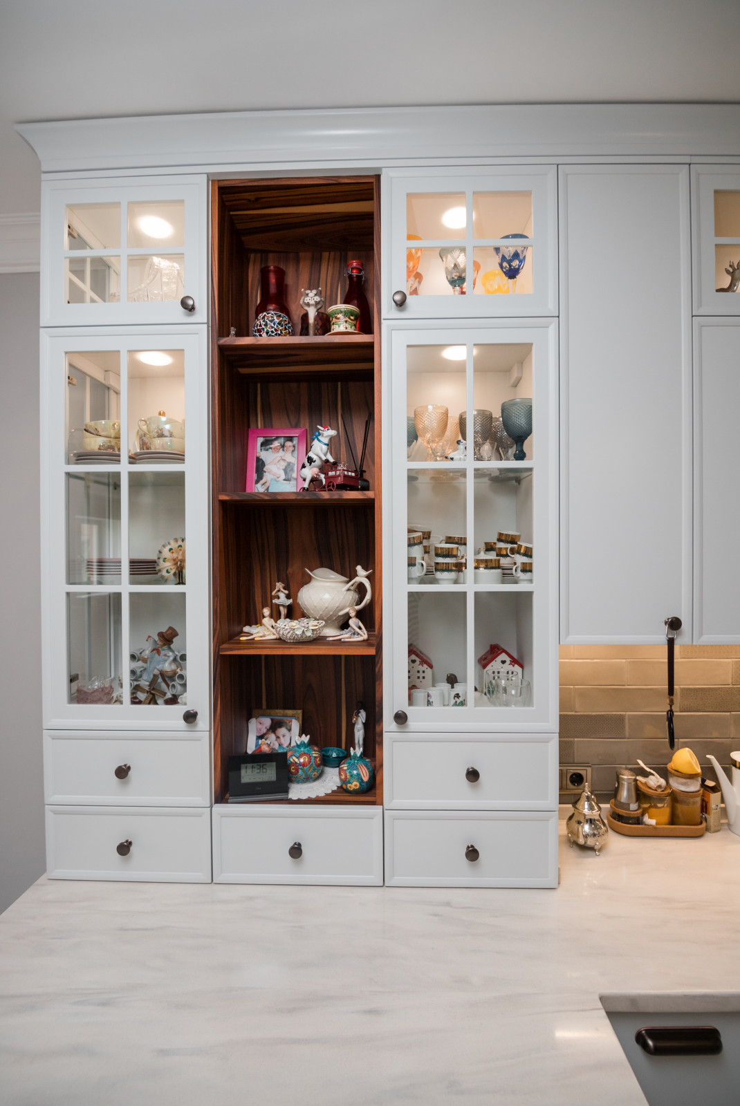 Светлая кухня с деревянными элементами