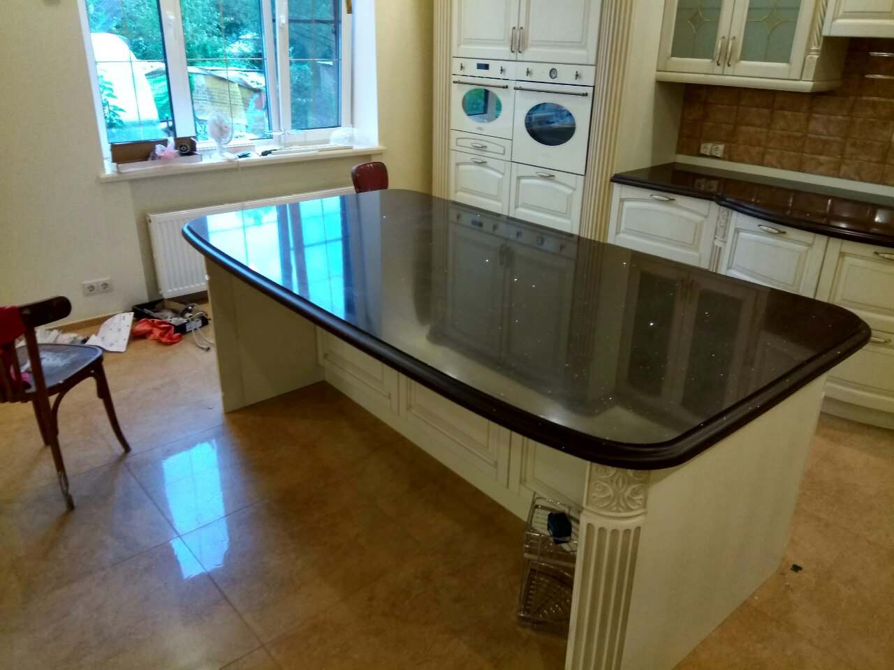 Светлая кухня с темной столешницей