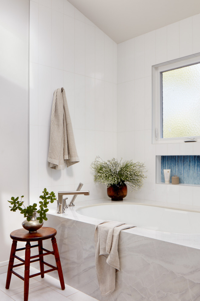 Cette photo montre une salle de bain chic avec une baignoire en alcôve et un plafond voûté.