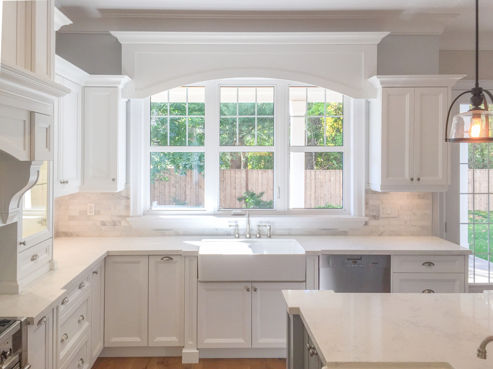 Kitchen - transitional kitchen idea in Toronto