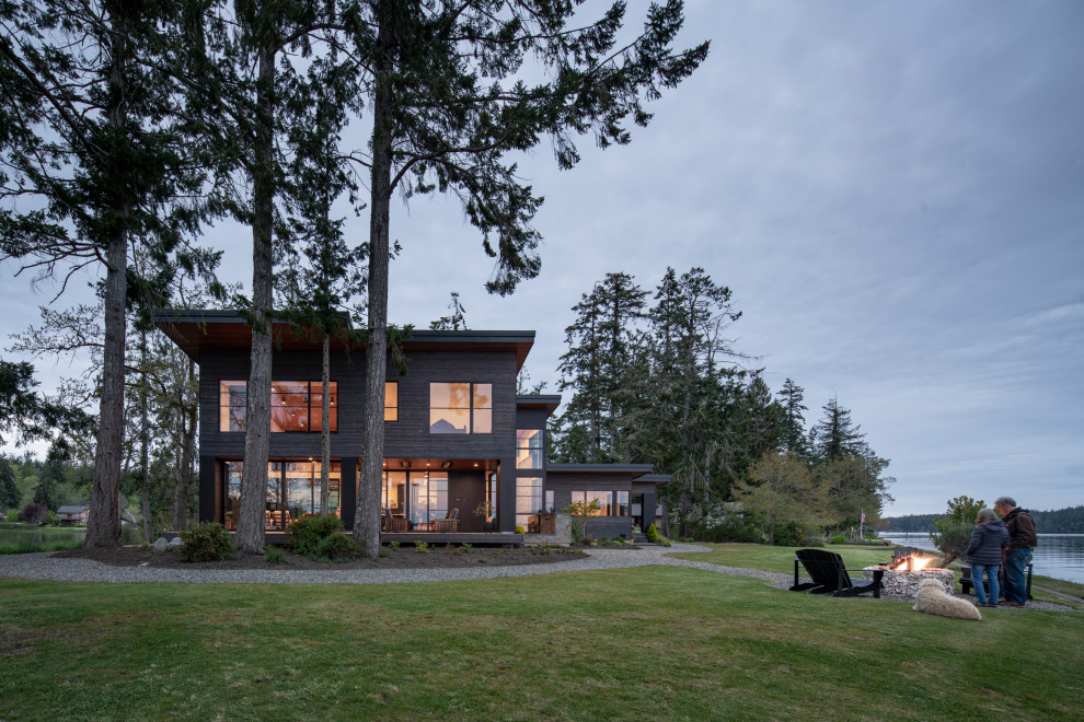Mountain style home design photo in Seattle
