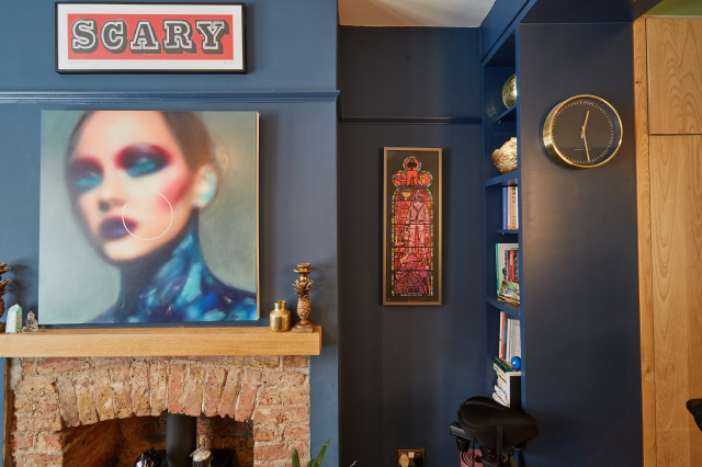 Blue colour drenched maximalist lounge eklektisk-dagligstue