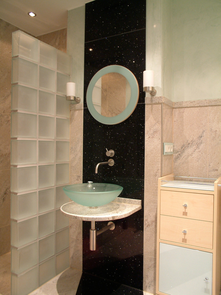 Inspiration pour une petite salle d'eau traditionnelle avec des portes de placard beiges, une douche à l'italienne, WC séparés, un carrelage beige, du carrelage en marbre, un mur vert, un sol en marbre, un plan vasque, un plan de toilette en verre, un sol beige, aucune cabine, un plan de toilette beige, meuble simple vasque, meuble-lavabo suspendu, un plafond décaissé et un mur en pierre.