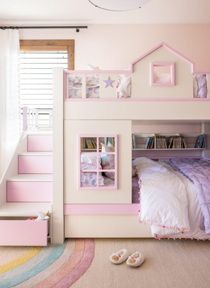 Стильный дизайн: большая детская в стиле неоклассика (современная классика) с спальным местом, розовыми стенами, темным паркетным полом и коричневым полом для ребенка от 4 до 10 лет, девочки - последний тренд