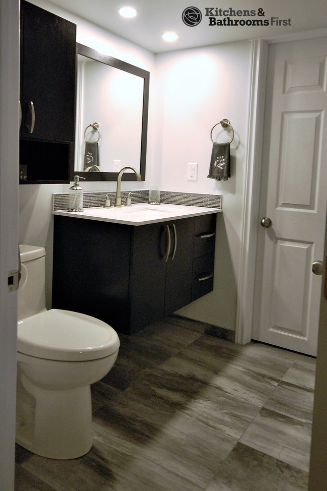 Bathroom - modern bathroom idea in Ottawa