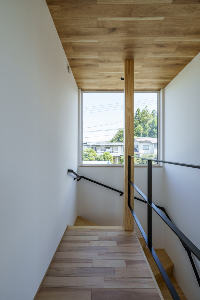 Пример оригинального дизайна: изогнутая деревянная лестница среднего размера в стиле модернизм с деревянными ступенями, деревянными перилами, обоями на стенах и кладовкой или шкафом под ней