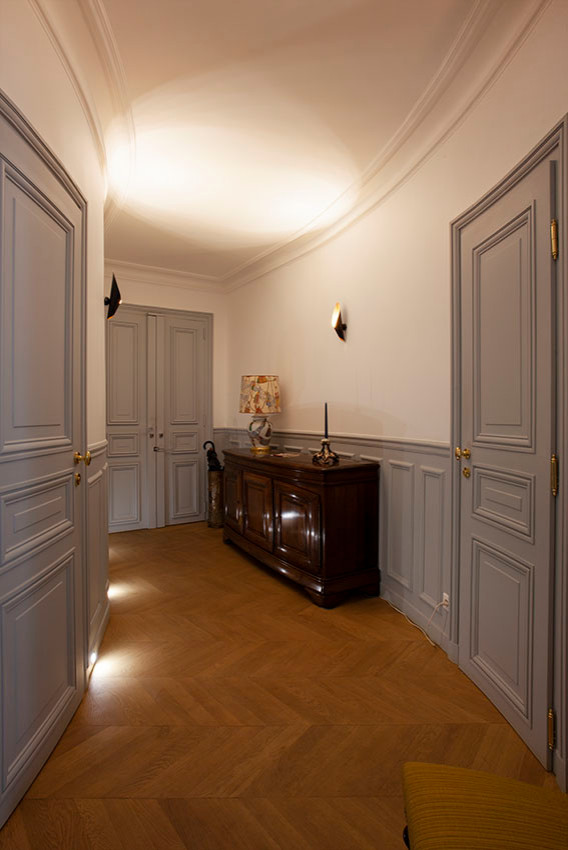 Design ideas for a large contemporary entryway in Paris with grey walls, medium hardwood floors, a double front door, a gray front door and decorative wall panelling.