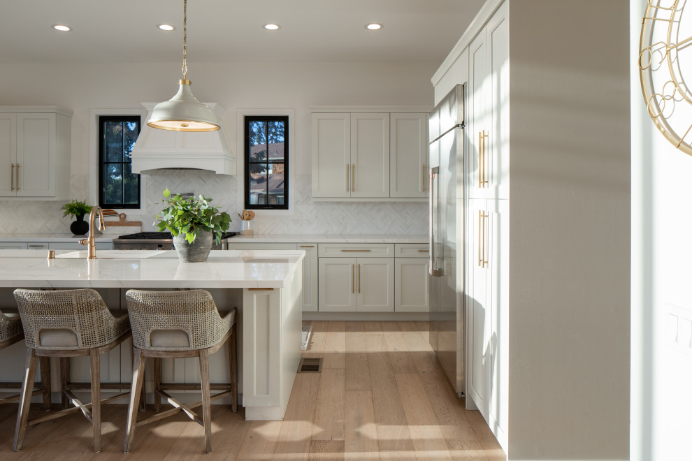 Einzeilige, Mittelgroße Landhausstil Wohnküche mit Schrankfronten mit vertiefter Füllung, weißen Schränken, Marmor-Arbeitsplatte, Küchenrückwand in Weiß, Rückwand aus Marmor, Kücheninsel und weißer Arbeitsplatte in San Diego