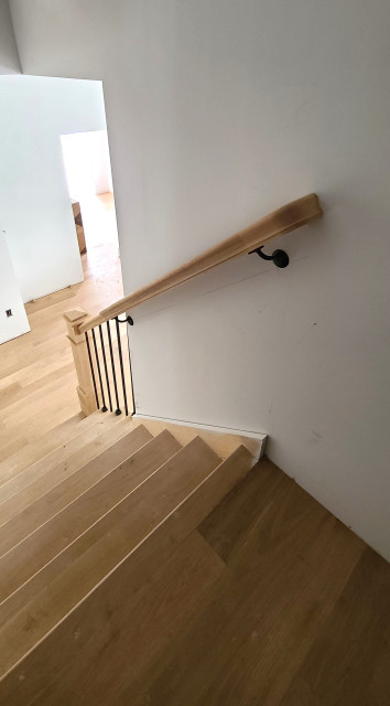 Simple Modern Statement Railings contemporain-escalier