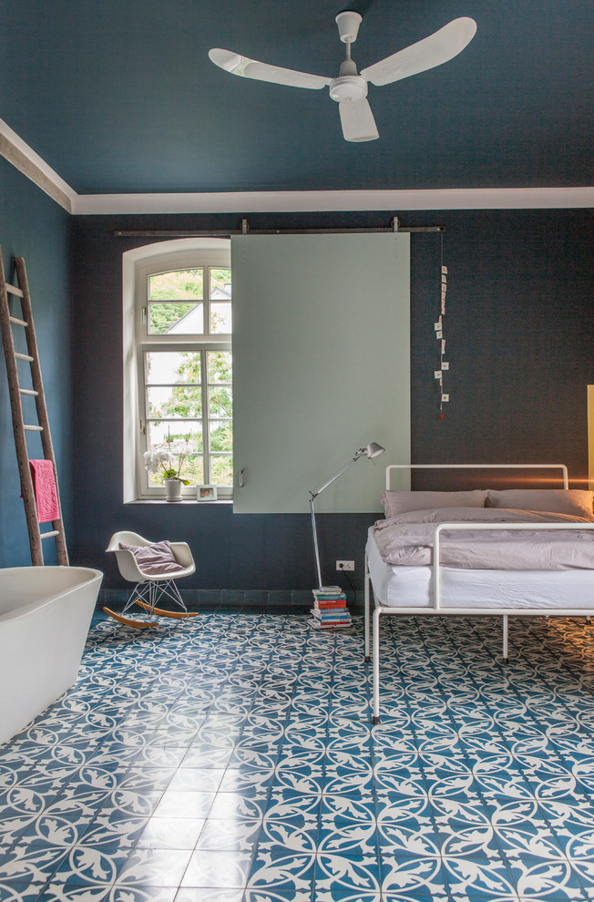 Источник вдохновения для домашнего уюта: большая спальня в стиле фьюжн с синими стенами без камина