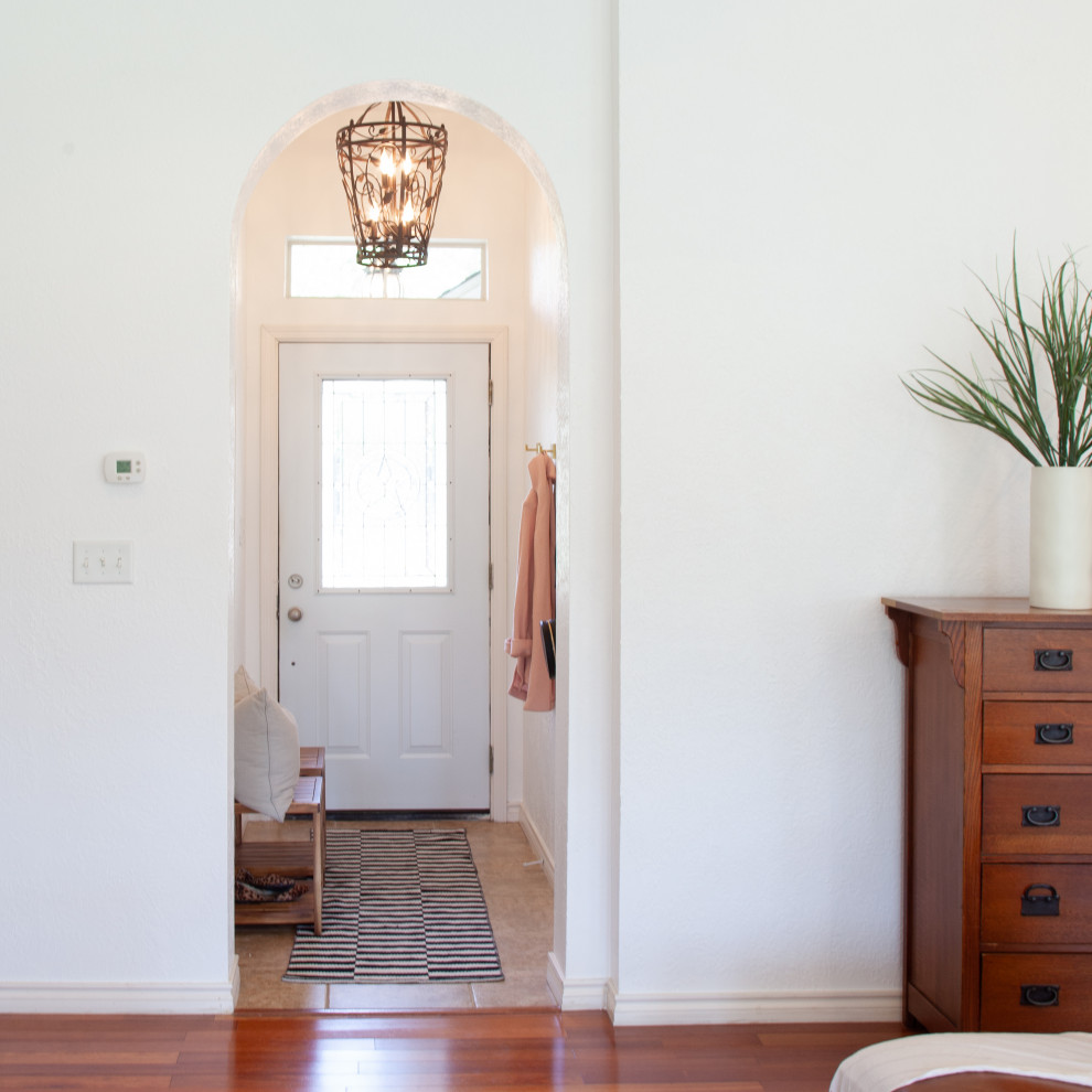 Exempel på en liten klassisk ingång och ytterdörr, med vita väggar, klinkergolv i keramik, en enkeldörr, en vit dörr och beiget golv