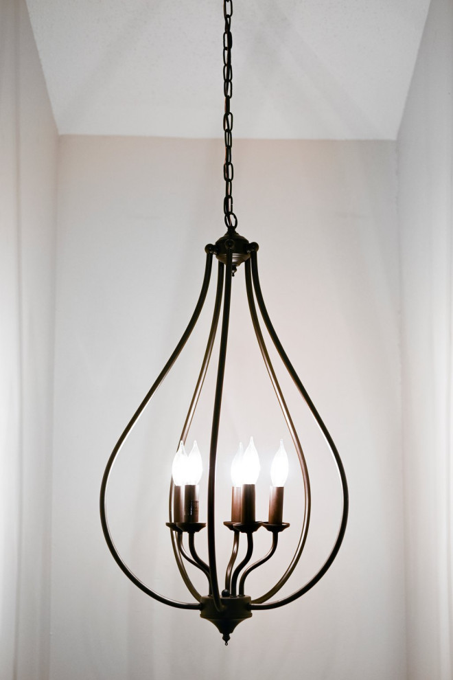 Example of a transitional home design design in Chicago