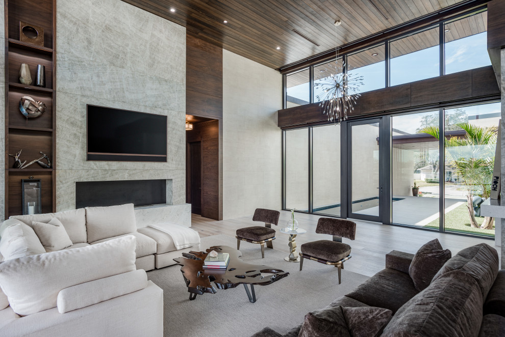 Ispirazione per un grande soggiorno design aperto con parquet chiaro, parete attrezzata, pavimento beige e soffitto in legno