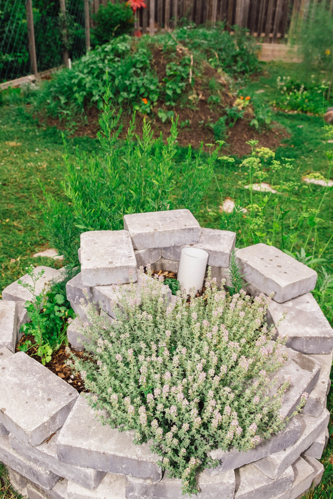 Design ideas for a mid-sized transitional full sun backyard stone driveway in Toronto for summer.