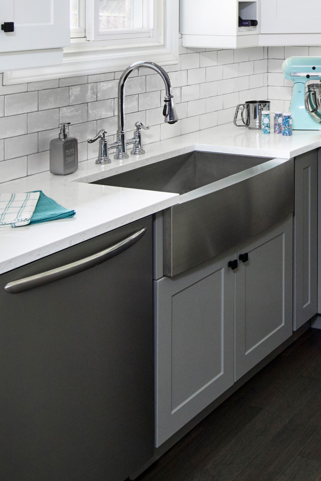 Transitional home design photo in Toronto