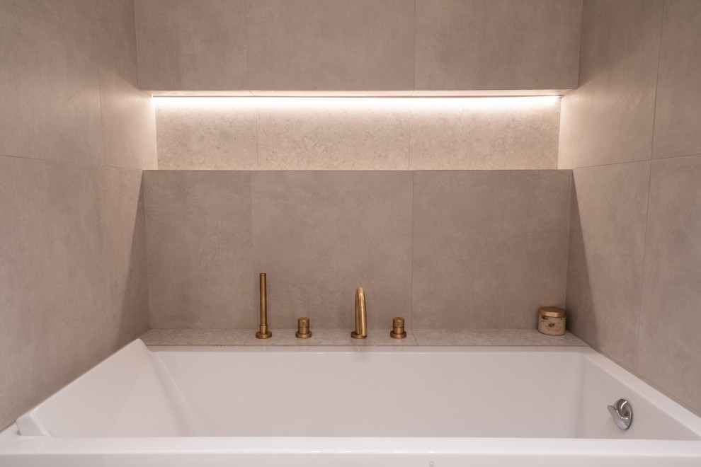 Источник вдохновения для домашнего уюта: большая главная ванная комната в стиле неоклассика (современная классика) с полновстраиваемой ванной и серой плиткой