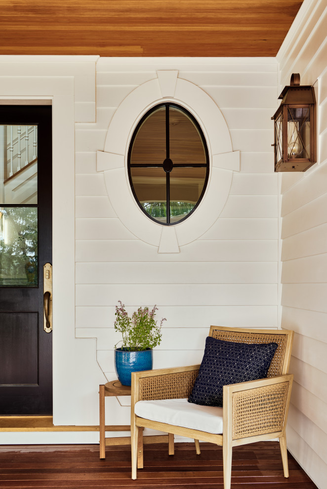 Exempel på en liten lantlig entré, med målat trägolv, en enkeldörr och brunt golv