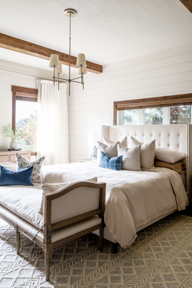 Immagine di una camera da letto country di medie dimensioni con travi a vista, pareti in perlinato, parquet scuro e pavimento marrone