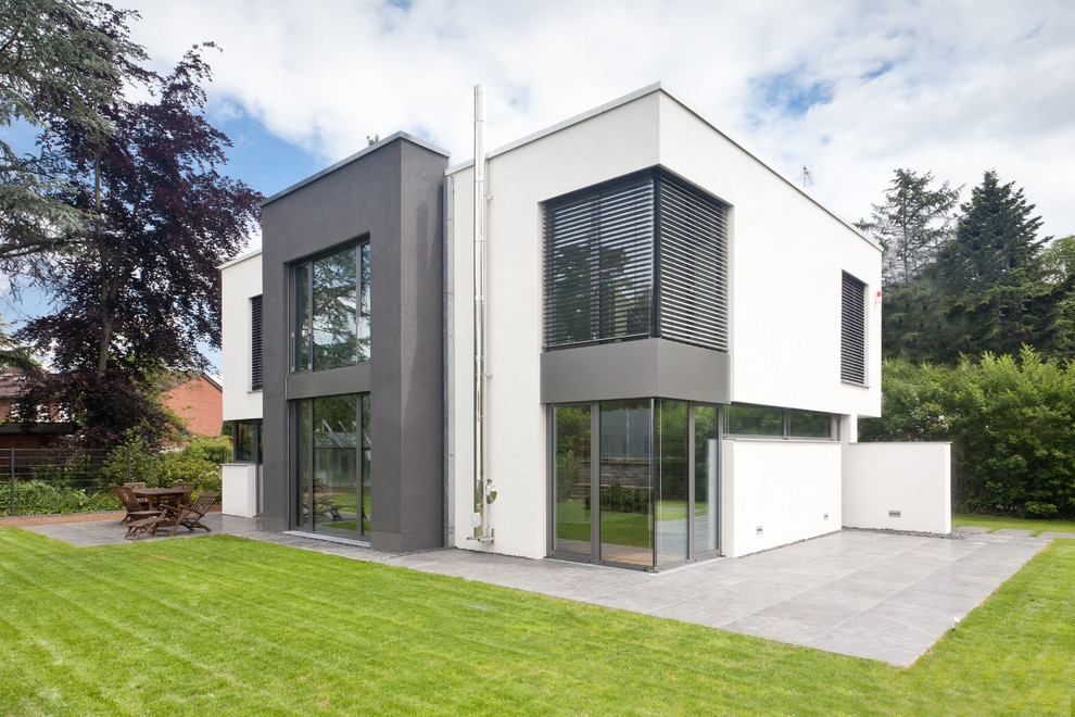 Inspiration for a contemporary two-storey white exterior in Cologne with a flat roof.