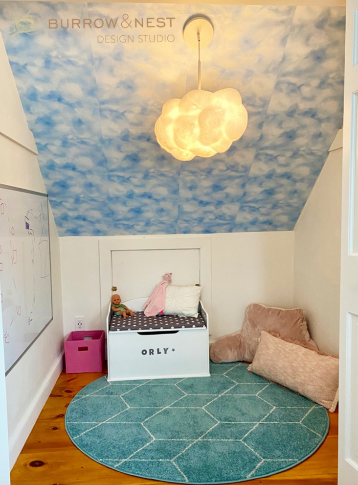 Источник вдохновения для домашнего уюта: спальня среднего размера в стиле кантри с синими стенами, любым потолком и обоями на стенах