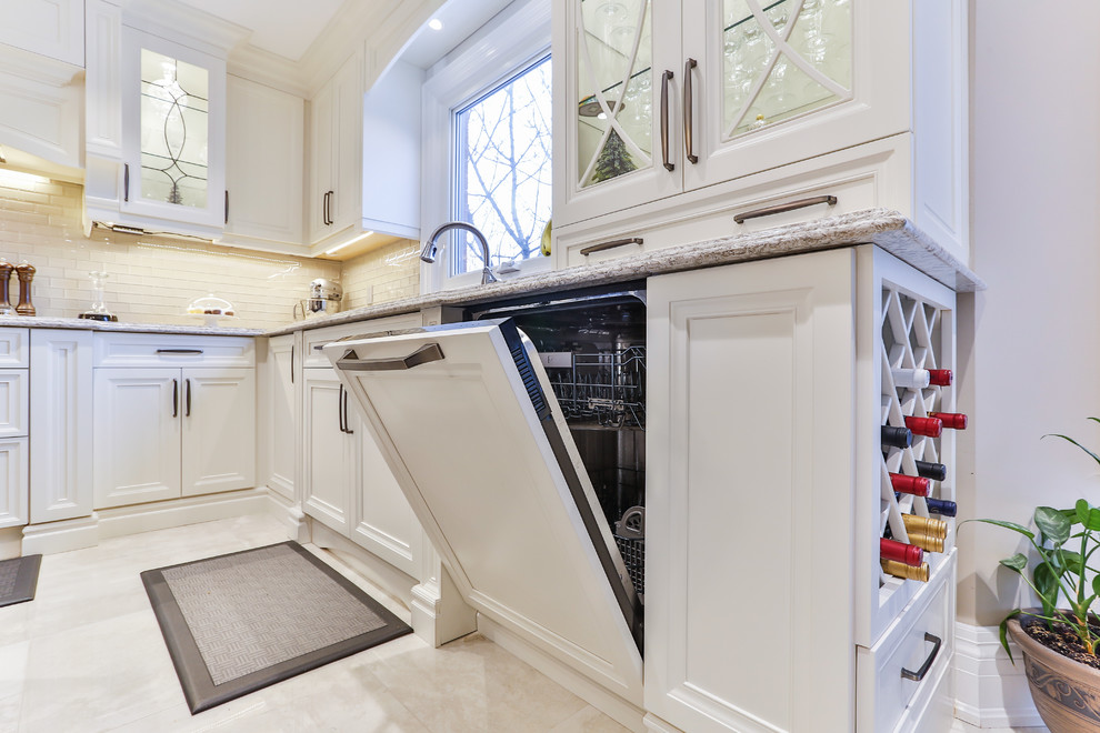 Transitional kitchen photo in Toronto