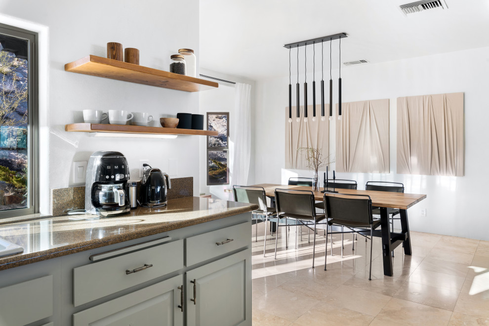 Idee per una sala da pranzo aperta verso la cucina boho chic di medie dimensioni con pareti bianche, pavimento con piastrelle in ceramica e pavimento beige