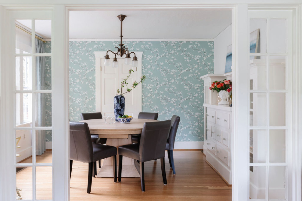 Exemple d'une salle à manger ouverte sur la cuisine craftsman avec parquet clair et du papier peint.