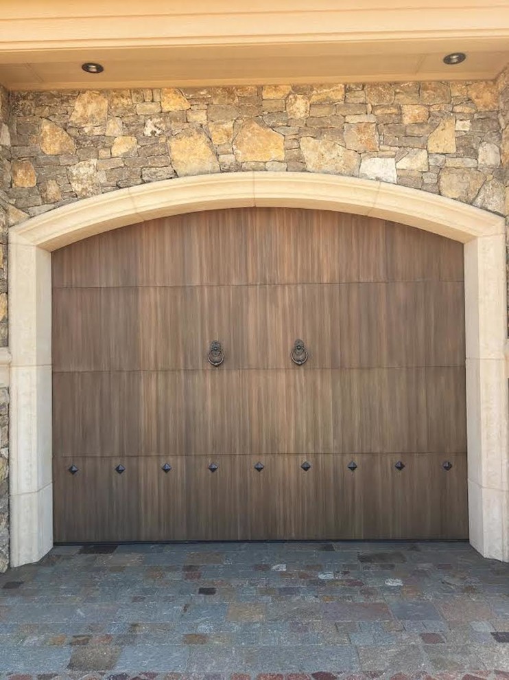 This is an example of a large traditional attached garage in Oklahoma City.