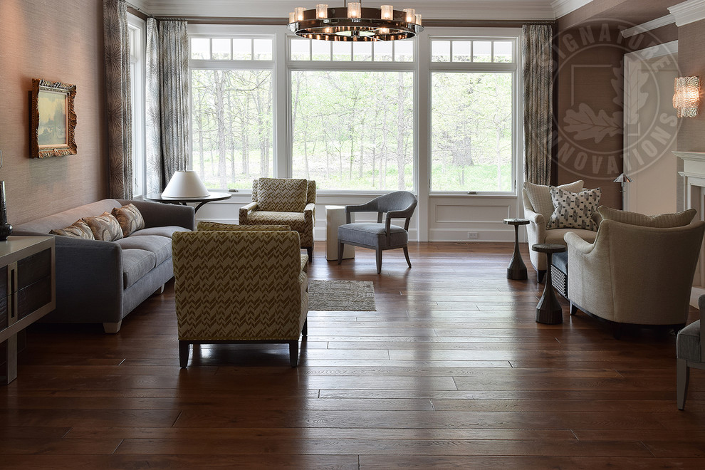 Cette photo montre un grand salon chic avec une salle de réception, un mur gris, un sol en bois brun, une cheminée standard, un manteau de cheminée en bois, un sol marron, un plafond décaissé et du papier peint.