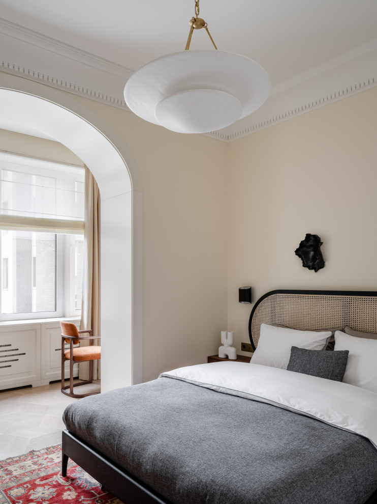 Esempio di una camera da letto contemporanea con pareti beige, parquet chiaro e pavimento beige