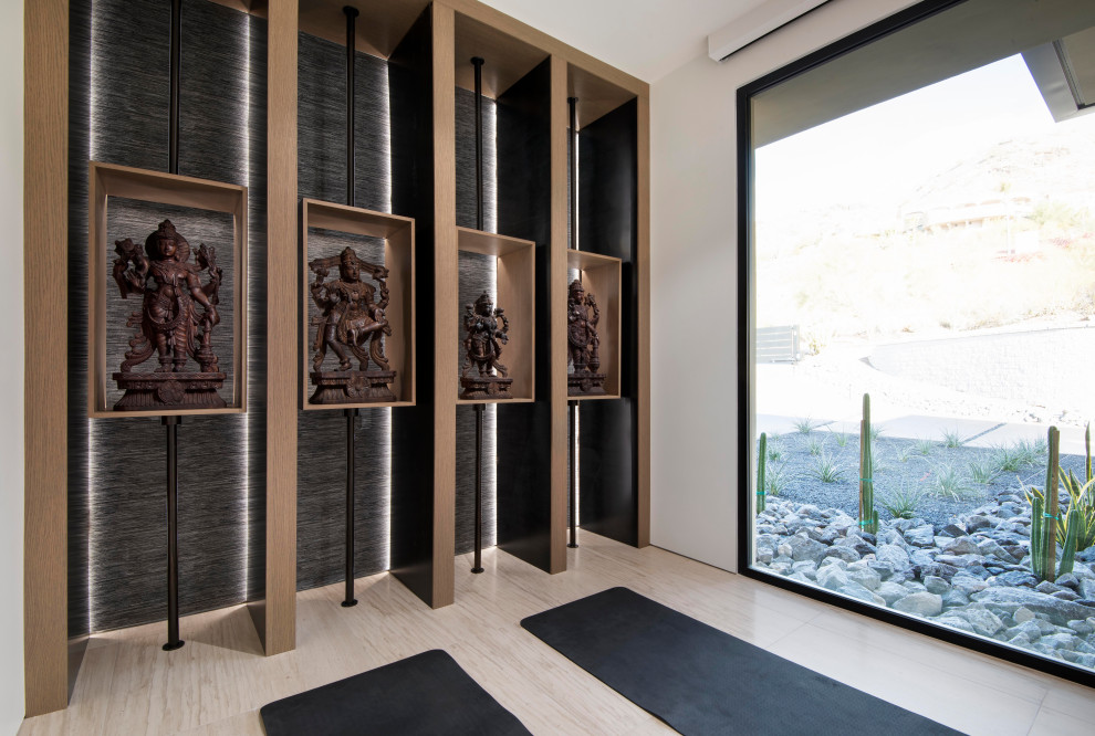 Immagine di un grande studio yoga minimal con pareti bianche e pavimento in pietra calcarea