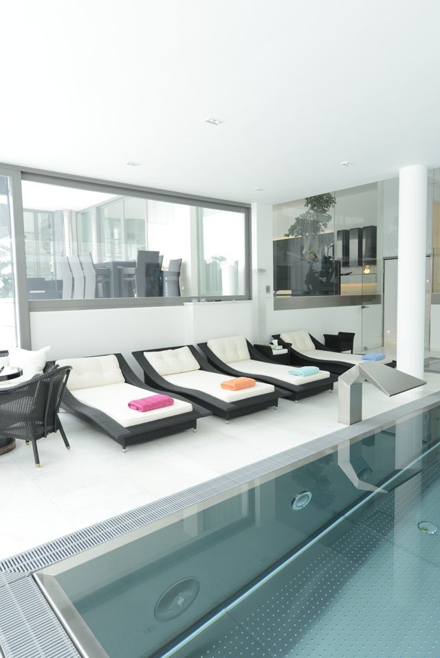 Gefliester Moderner Pool in Sonstige