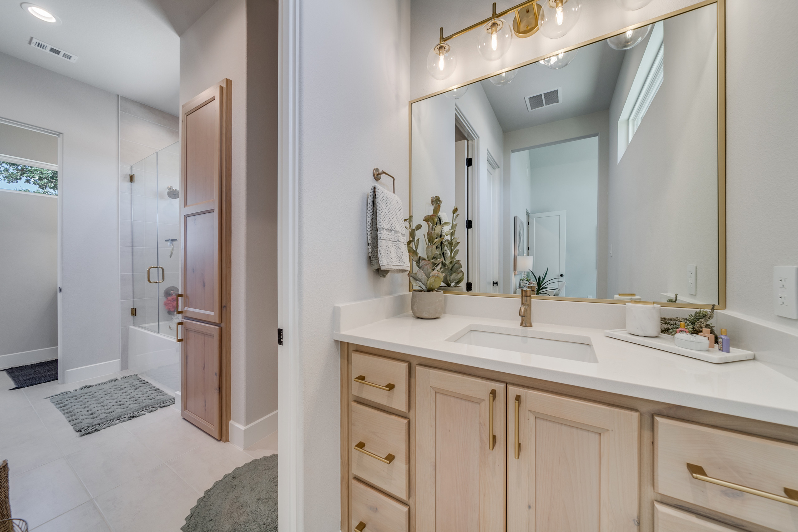 Modern European: 3,830 ft², 4 BR/3 BA/1 ST