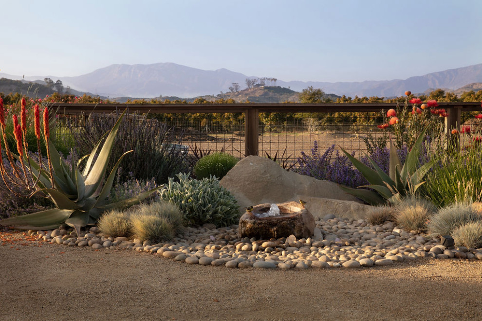 This is an example of a farmhouse landscaping in Los Angeles.