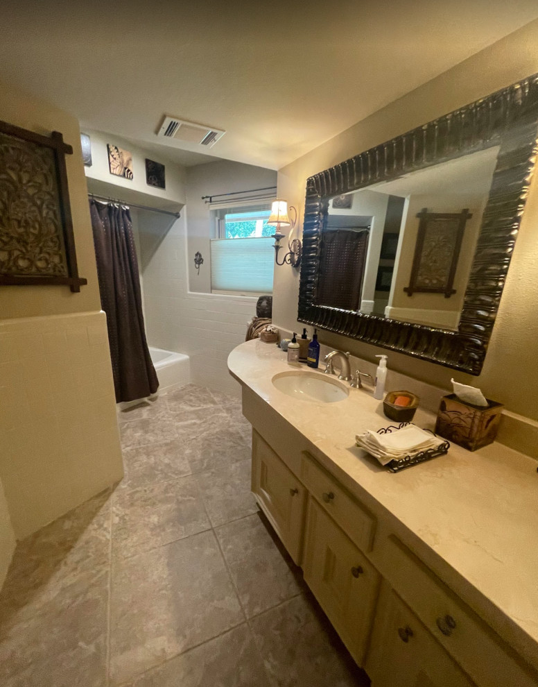 Royal Oaks Guest Bathroom