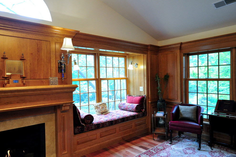 This is an example of a traditional family room in Cincinnati.