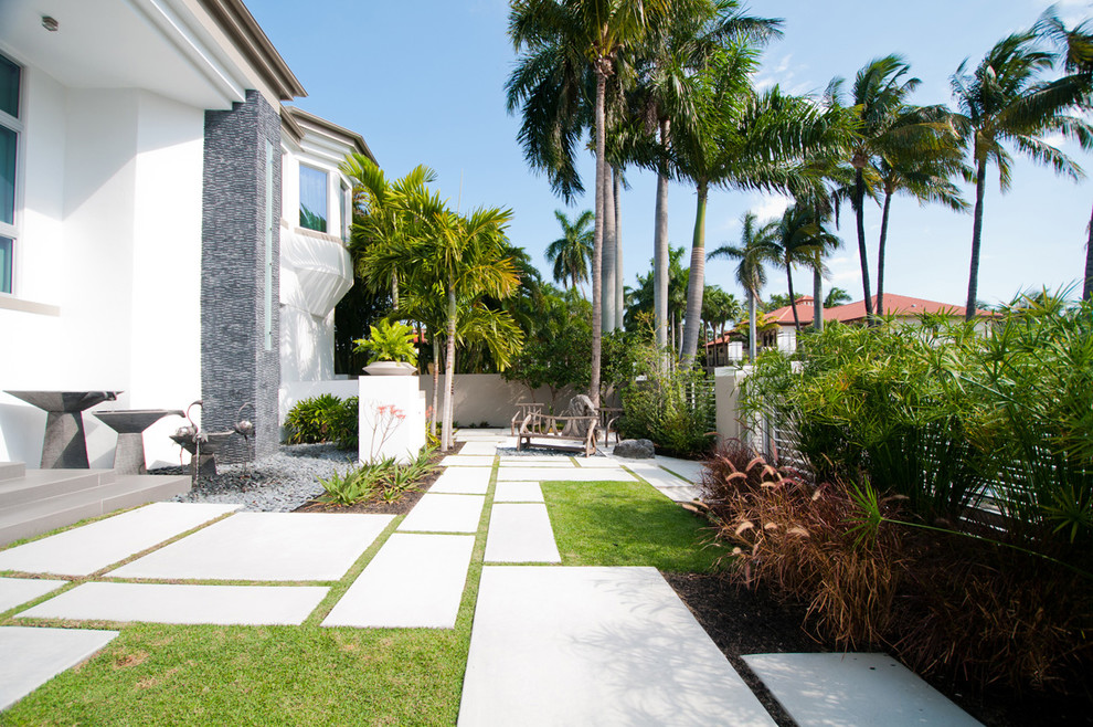 Photo of a tropical garden in Miami with a water feature.