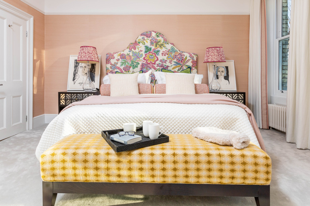 На фото: большая хозяйская спальня в стиле фьюжн с розовыми стенами, ковровым покрытием, стандартным камином, фасадом камина из дерева, серым полом и обоями на стенах