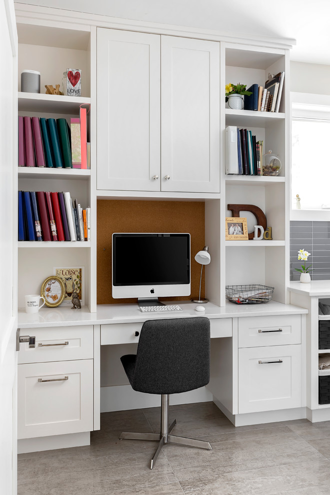 Photo of a transitional home office in Vancouver.