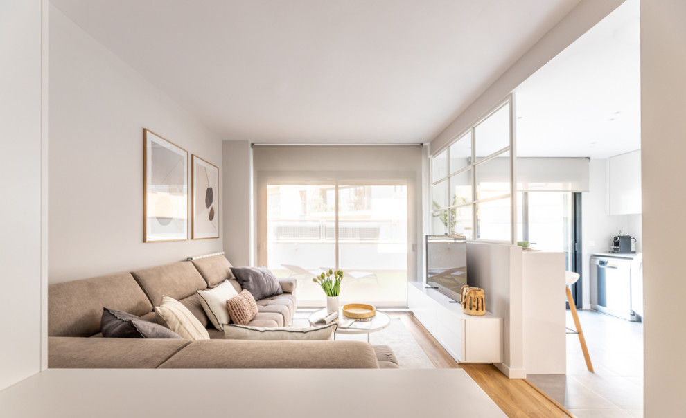 Modelo de comedor nórdico de tamaño medio abierto con paredes grises, suelo de madera en tonos medios y suelo marrón